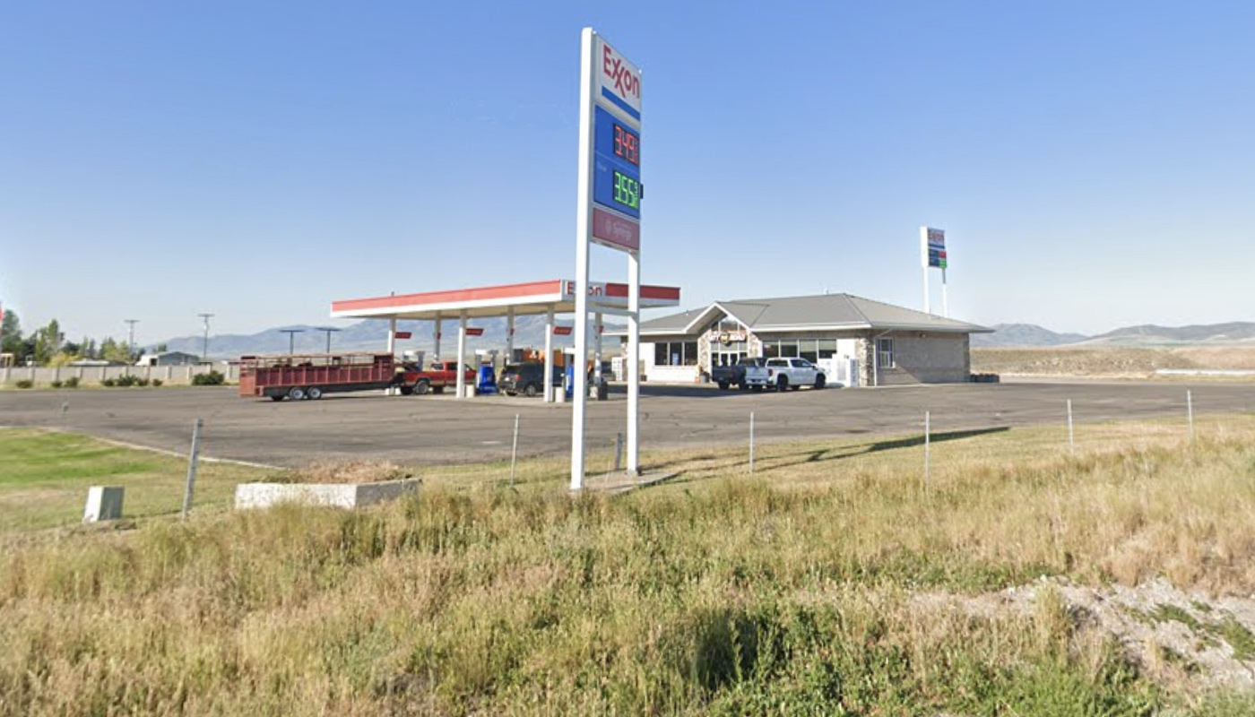 Convenience store employees accused of scratching without paying