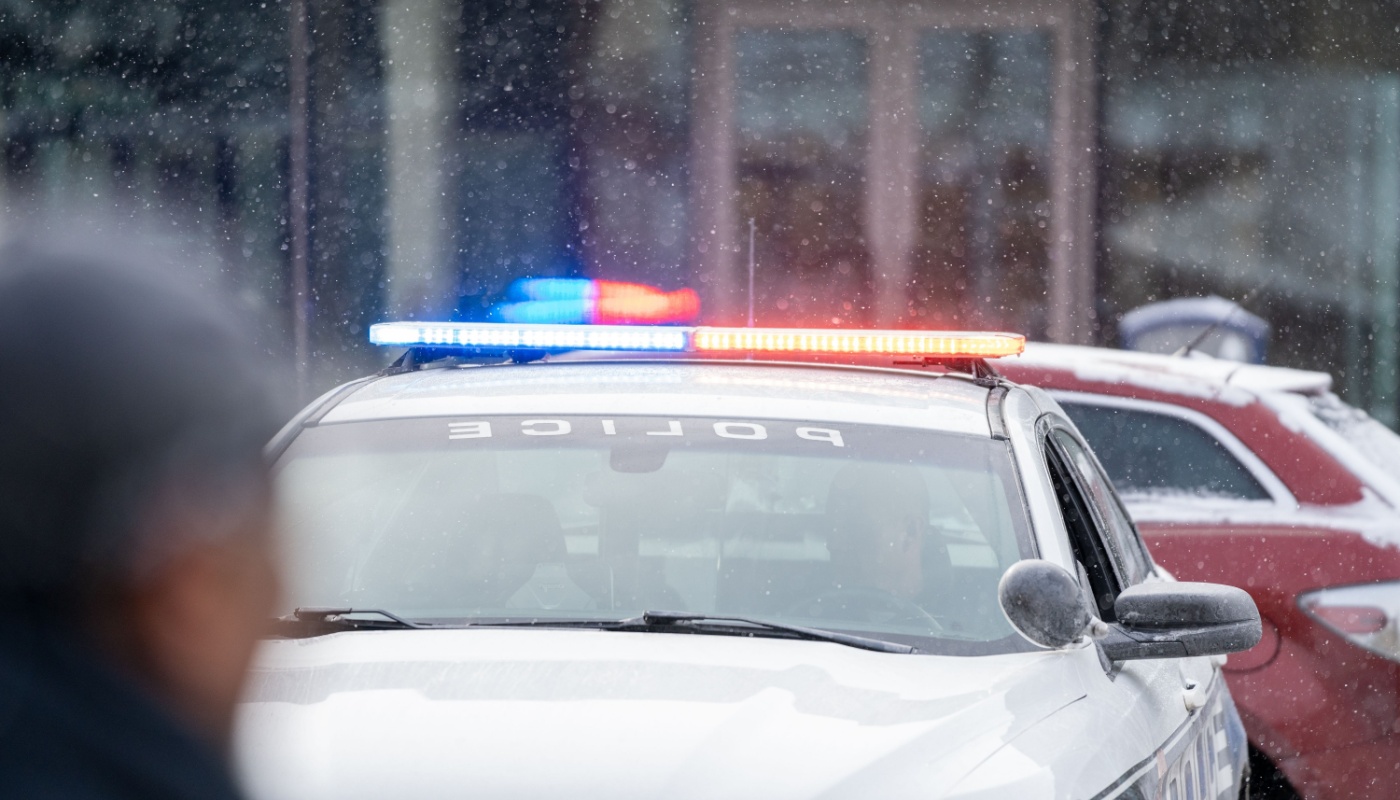 A Kentucky police car at night with the emergency lights on.
