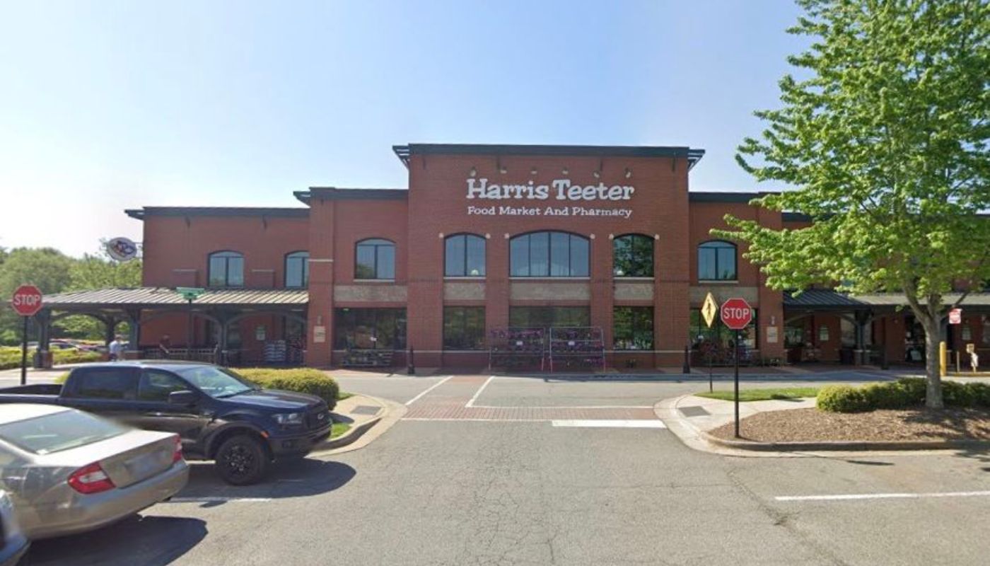 Harris Teeter, located at 431 Peninsula Drive in Davidson, North Carolina.