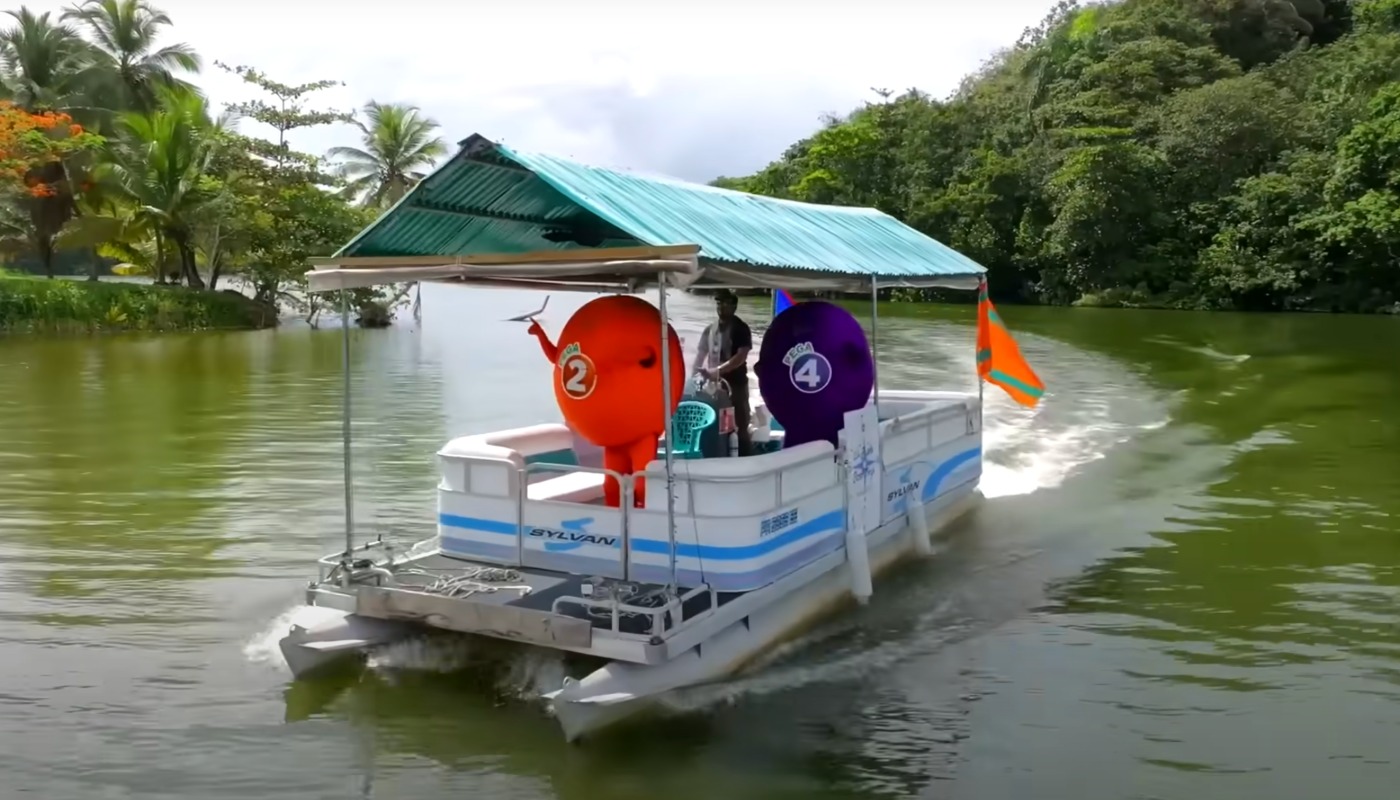 The Lotería Electrónica de Puerto Rico mascots on a boat.