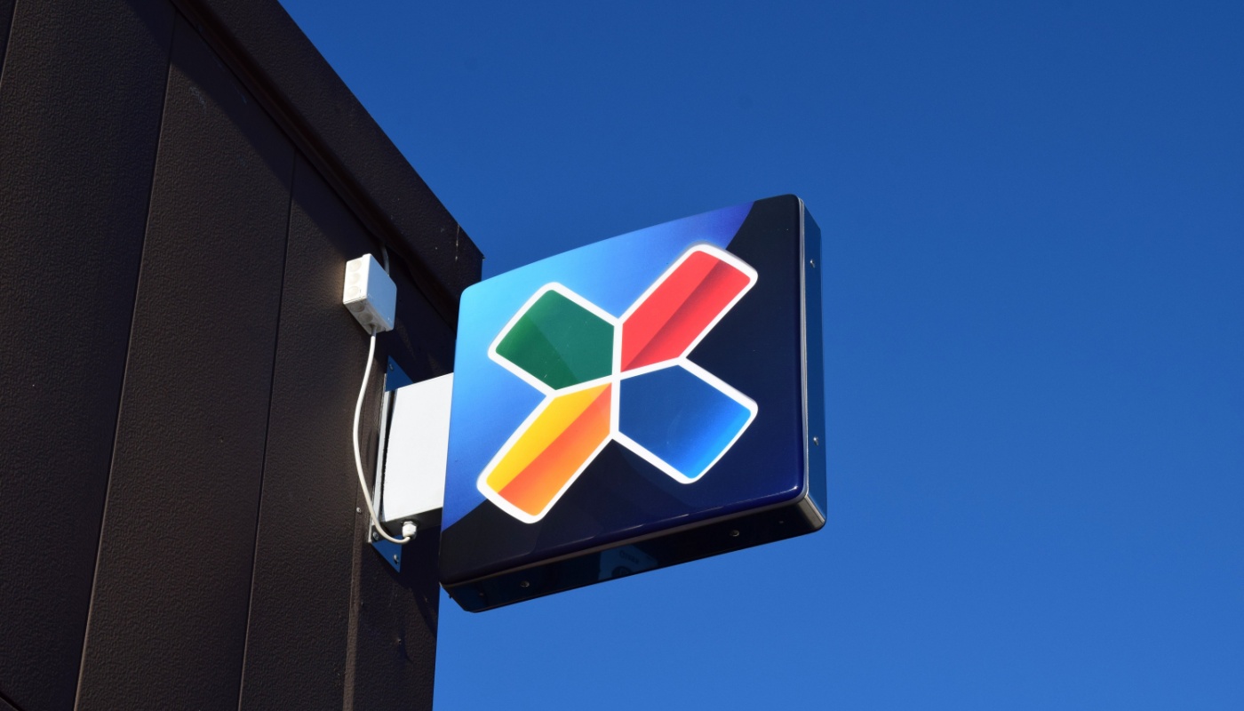 A sign with Norsk Tipping's logo.