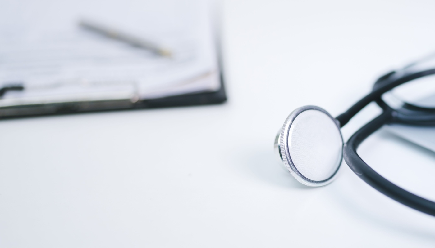 A table with the instruments a doctor uses for routine examinations.